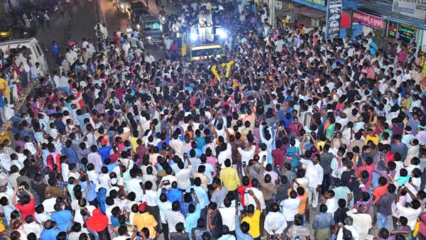 వరద ప్రభావిత ప్రాంతాల్లో పర్యటిస్తున్న చంద్రబాబు