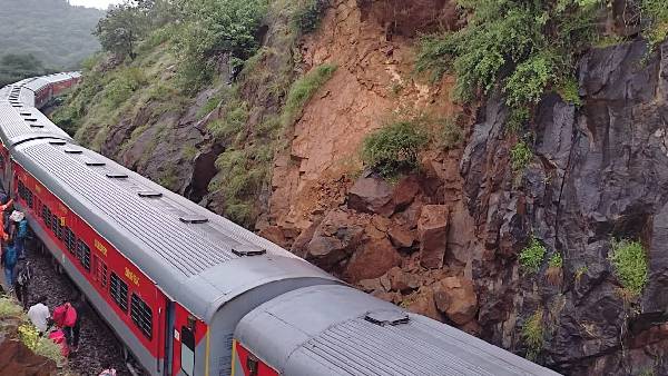 బోగీలను ఢీకొట్టిన బండరాళ్లు