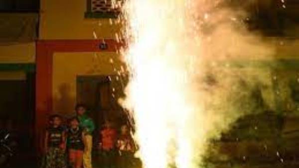 రాత్రి 11 గంటలకు జోరుగా టపాసులు కాల్చారు