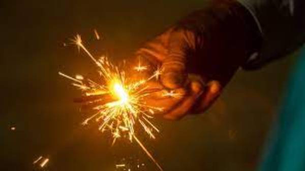 Diwali: అపార్ట్ మెంట్ లో టపాసుల లొల్లి, తండ్రితో కలిసి మేనేజర్ ను ...