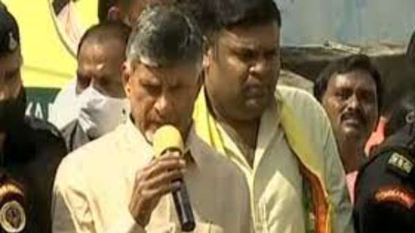 రాయల చెరువు రెడ్ జోన్ ... వెళ్లొద్దు అంటూ పోలీసులు