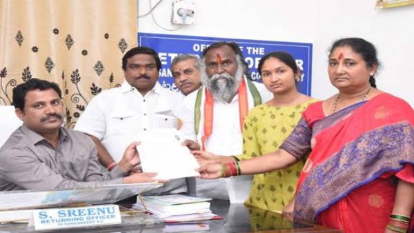జగ్గారెడ్డి సతీమణి నిర్మలా జగ్గారెడ్డి, ఖమ్మం నుండి రాయల్ నాగేశ్వరరావుకు బీ ఫామ్స్