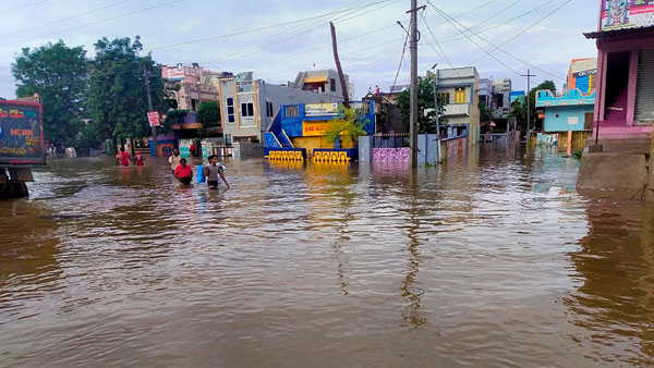 వరదల్లో కొట్టుకుపోయిన స్థానికులు