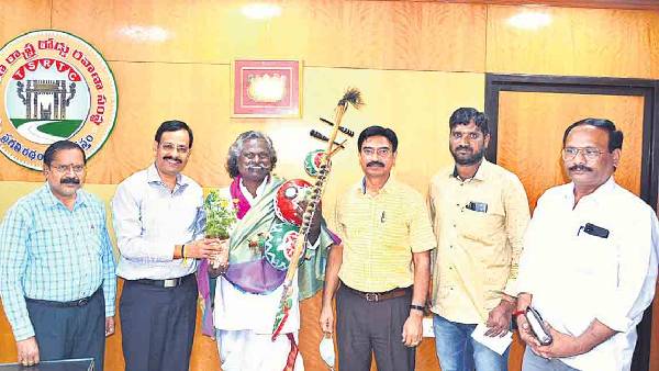 ఆర్టీసీని కొనియాడుతూ పాడిన పాటతో మొగులయ్యను సన్మానించిన సజ్జనార్