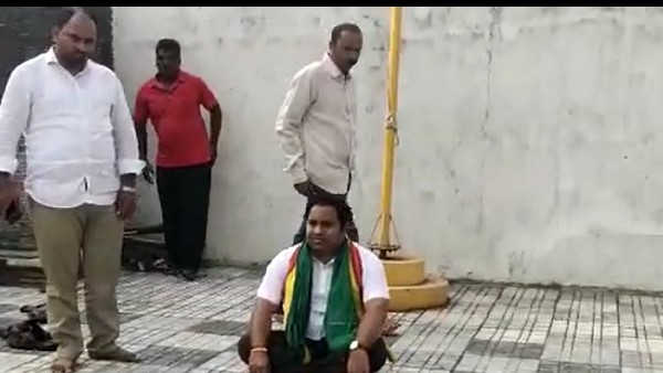 tdp leader kodela sivaram house arrested after ready to begin chadranna asaya sadhana padayatra tdp leader kodela sivaram house arrested after ready to begin chadranna asaya sadhana padayatra