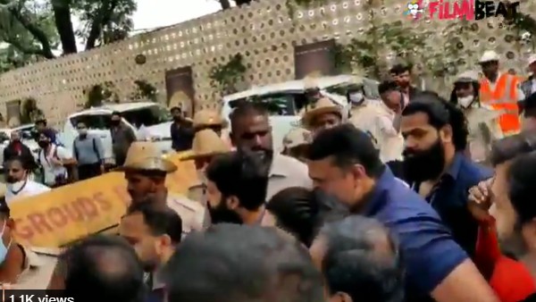 పాస్ లు పంపిణి చేసిన నిర్వహకులు