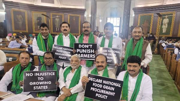 పార్లమెంట్ లో టీఆర్ఎస్ ఎంపీల నిరసన..వరి ధాన్యం కొనుగోలు చేయాలని ప్లకార్డుల ప్రదర్శన
