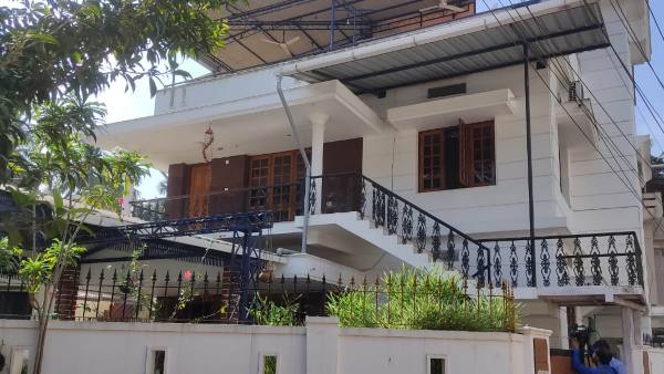 జస్ట్ 7 కేజీల బంగారు నగలు, రూ. 15 లక్షలు క్యాష్