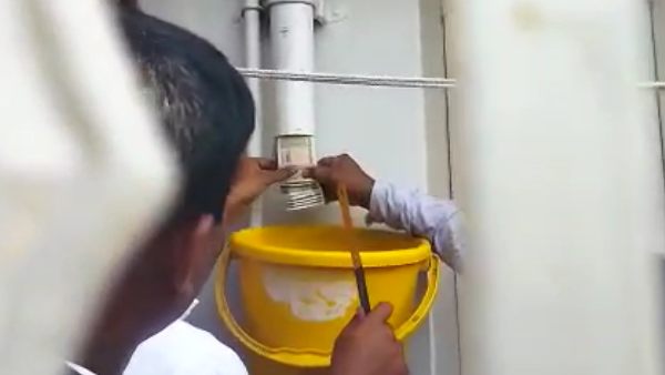 నీటి పైపుల్లో నోట్ల కట్టలు