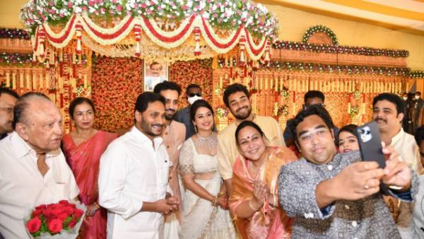 CM YS Jagan attended marriage reception of the daughter of Pathapatnam MLA Reddy Shanti CM YS Jagan attended marriage reception of the daughter of Pathapatnam MLA Reddy Shanti
