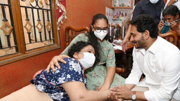 అన్నా అంటూ సీఎం జగన్ వద్దకు వచ్చిన యువతి..