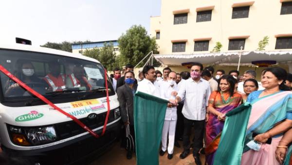 చెత్త సేకరణ వాహనాల పంపిణీ.. స్వచ్ఛ సర్వేక్షన్ అవార్డు వచ్చేలా కృషి చేయాలన్న మత్రి కేటీఆర్