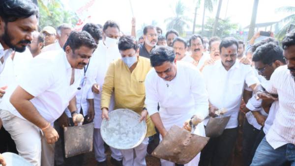 రెండున్నరేళ్లుగా రోడ్లకు మరమ్మతులు లేవు..రోడ్ల పేరు చెప్పి రుణాలు చేసారన్న మనోహర్