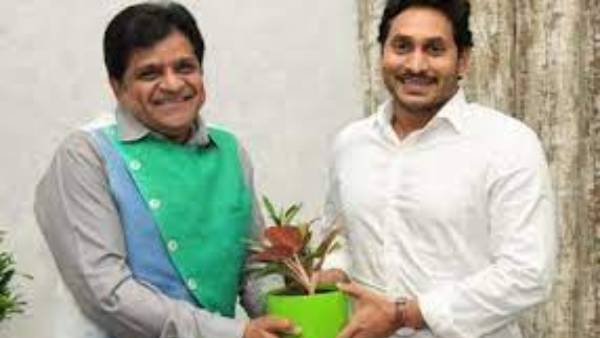 జగన్ పైన ప్రశంసలు