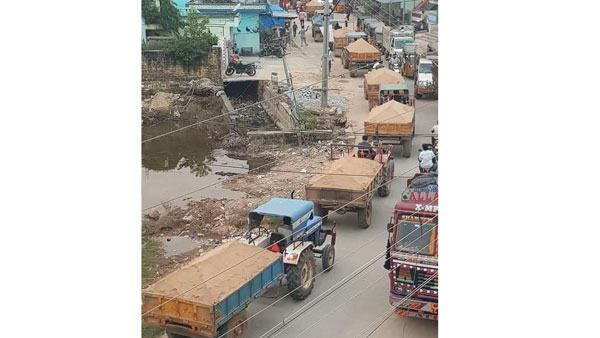 మళ్లీ ఇసుక ట్రాక్టర్లు గ్రామాలలో బారులు తీరాయన్న లోకేష్