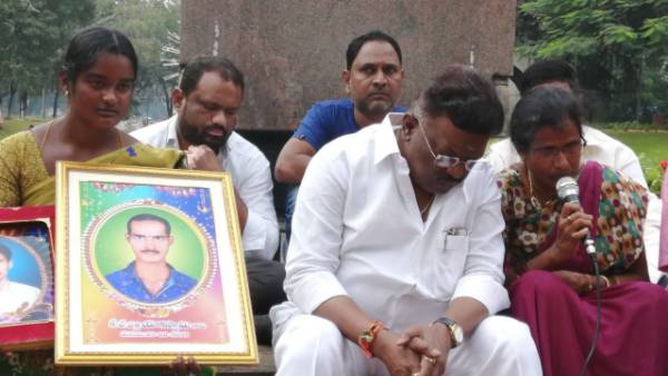 అమరుల రక్తపు మడుగుల మీద కర్చీ వేసుకుని కూర్చున్నారు.. వారి కుటుంబాలను ఆదుకోవాలన్న దాసోజు శ్రవణ్