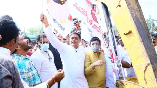సీఎం పైశాచికానందం.. అభివృద్ది శూన్యమన్న మనోహర్