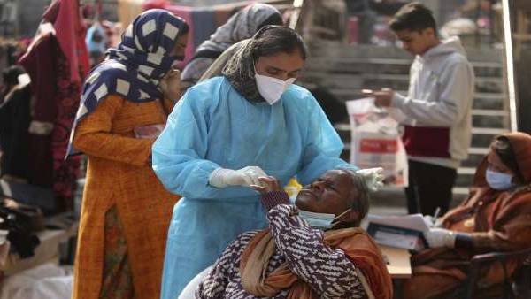 4 people of one family infected coronavirus at nellore town. 4 people of one family infected coronavirus at nellore town.