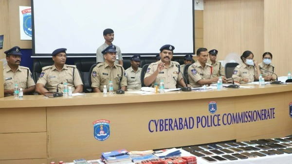 మోసపోవద్దంటున్నసీపి స్టీఫెన్ రవీంద్ర.. అనుమానం వస్తే సైబర్ క్రైం సెంటర్ కి కాల్ చేయాలన్ని సీపి