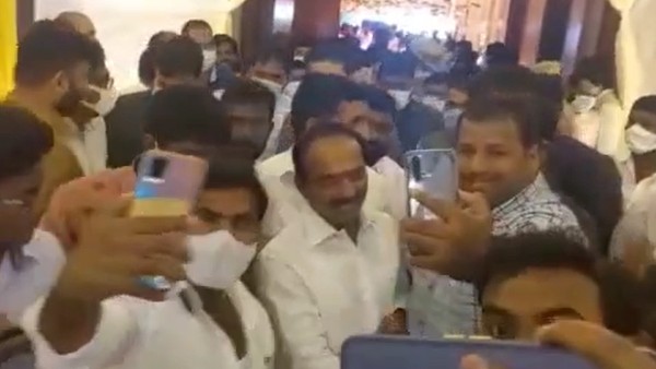 సెల్ఫీ ల స్పెషలిస్టుగా ఆ యువ మంత్రికి గుర్తింపు.. కానీ ఆ రోజు సెల్ఫీ ఎవ్వరూ దిగని పరిస్ధితి