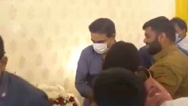 యువమంత్రి కి షాక్ ఇచ్చిన ఈటల.. అభిమానులతో సెల్ఫీ సందడి చేసిన ఈటల