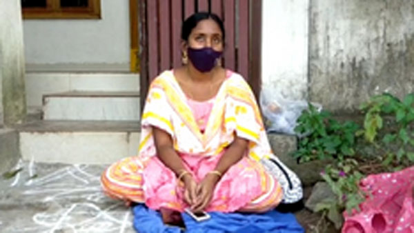 ప్రియుడి ఇంటి ముందు యువతి దీక్ష
