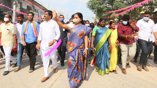 మంత్రి ప్రశాంత్ రెడ్డి తో గ్యాప్ ప్రచారానికి కవిత చెక్