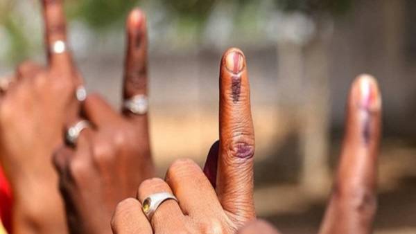క్యాంపుల నుంచి వచ్చిన ఓటర్లు