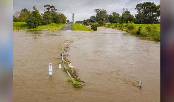 lorry hits auto, passengers drown in flood water lorry hits auto, passengers drown in flood water