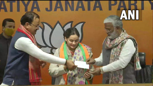 Mulayam Singh Yadavs daughter-in-law Aparna Yadav joined BJP at Delhi Party headquarters Mulayam Singh Yadavs daughter-in-law Aparna Yadav joined BJP at Delhi Party headquarters