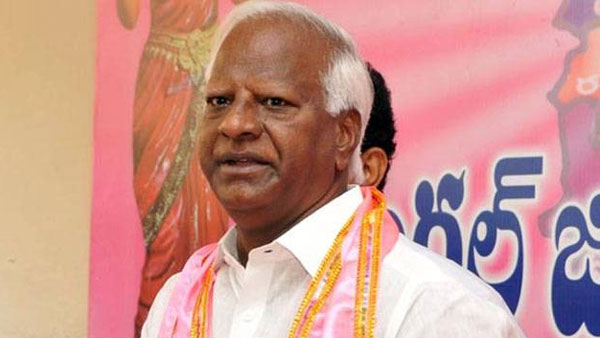 బండి సంజయ్ ఒక మూర్ఖుడు: కడియం శ్రీహరి