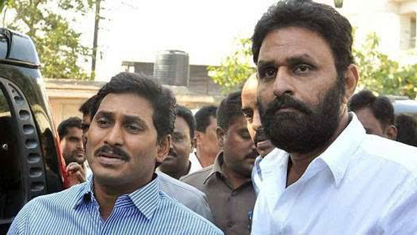 సీఎం జగన్కు పాదాభివందనం