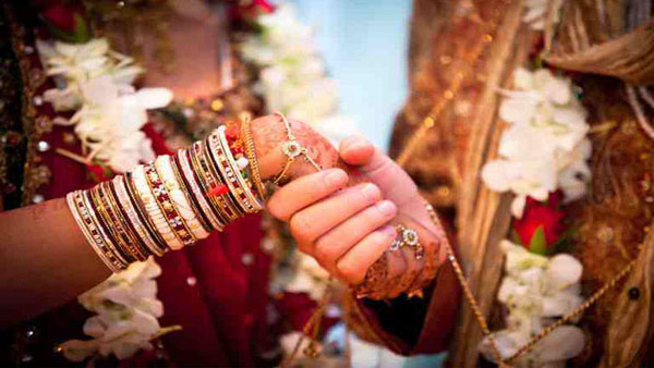 వధువు మెడలో పూలదండ విసిరినట్టు వేసిన వరుడు