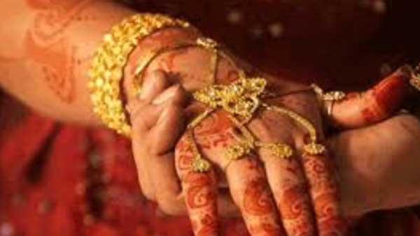 కాళ్లు పట్టుకున్న పెళ్లి కొడుకు.... ఛీ కొట్టిన పెళ్లి కూతురు
