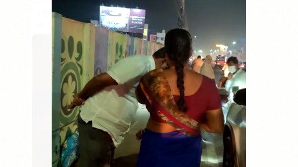మహిళ సమస్యలను అడిగి తెలుసుకున్న ఎమ్మెల్యే