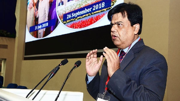 సీఎం సీటు పక్కనే మోకాళ్లపై ప్రవీణ్ ప్రకాశ్
