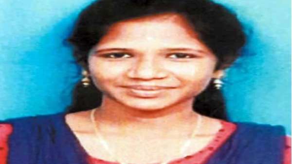 కాలేజ్ లో చదువుతున్న అమ్మాయి