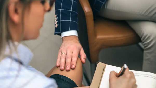 మధ్యలో భర్త డోర్ తట్టాడని రగిలిపోయిన భార్య