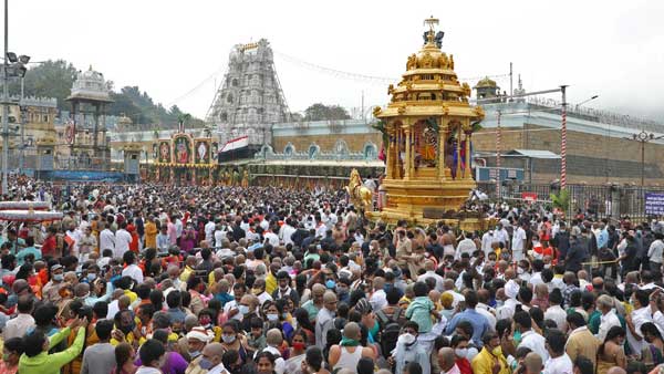 వేలాదిమంది భక్తులతో..