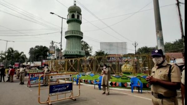 tension at guntur jinnah tower as for police stopped hindu vahini activists attempt of flag hoisting tension at guntur jinnah tower as for police stopped hindu vahini activists attempt of flag hoisting