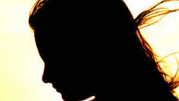 పోలీసు మీద కేసు పెట్టిన లేడీ