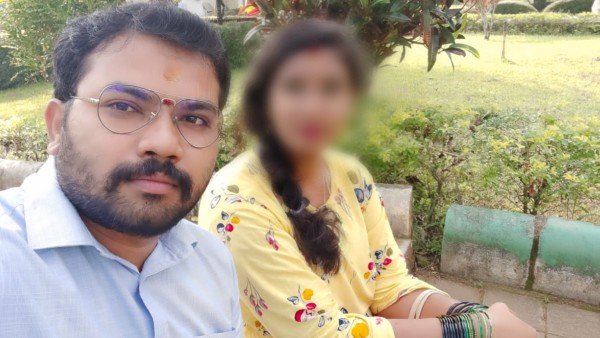 బెడ్ రూమ్ లో నగ్నంగా వీడియో కాల్స్ చేసిన భర్త