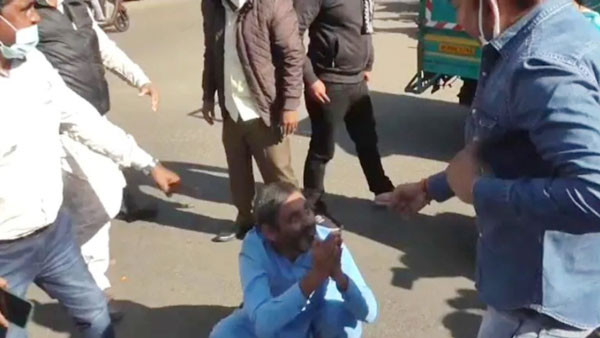 రోడ్డుపై ఉమ్మి నాకించి, గుంజీళ్ళు తీయించిన బీజేపీ కార్యకర్తలు