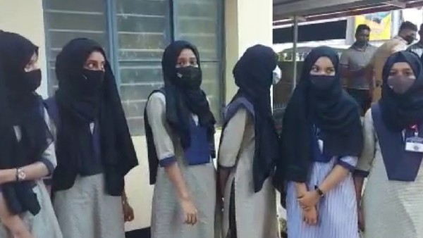 పోటాపోటీగా నినాదాలు..... లాఠీచార్జ్