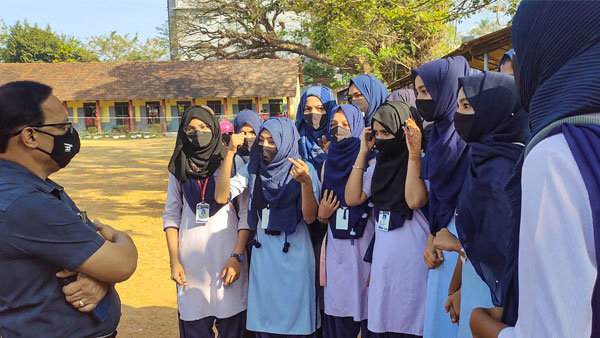 రోజూ ఐదు సార్లు నమాజ్ చెయ్యాలని అడుగుతున్నారు