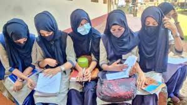గేట్ లోనే విద్యార్థుల దగ్గరే వారి హిజాబ్ లు తీపించేశారు