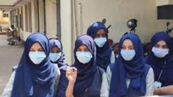 వెనక్కి వెళ్లిపోయిన అమ్మాయిలు