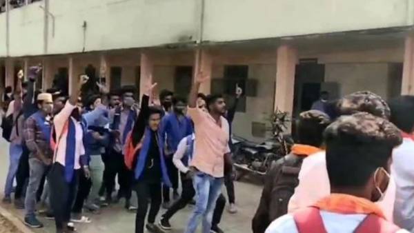 Hijab Row:Its now Jai Bhim vs Jaishriram,students wear blue and saffron shawls-video viral Hijab Row:Its now Jai Bhim vs Jaishriram,students wear blue and saffron shawls-video viral