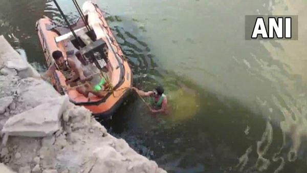 Nine people died after their car fell into chambal rirer in kota, Rajasthan Nine people died after their car fell into chambal rirer in kota, Rajasthan