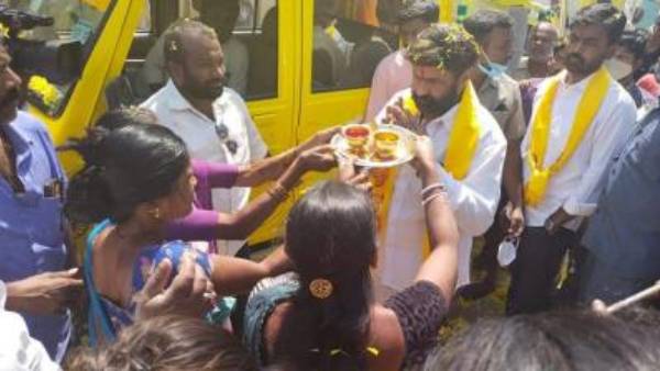 హిందూపురంలో వైసీపీ నాయకులపై పెరుగుతున్న ఒత్తిడి